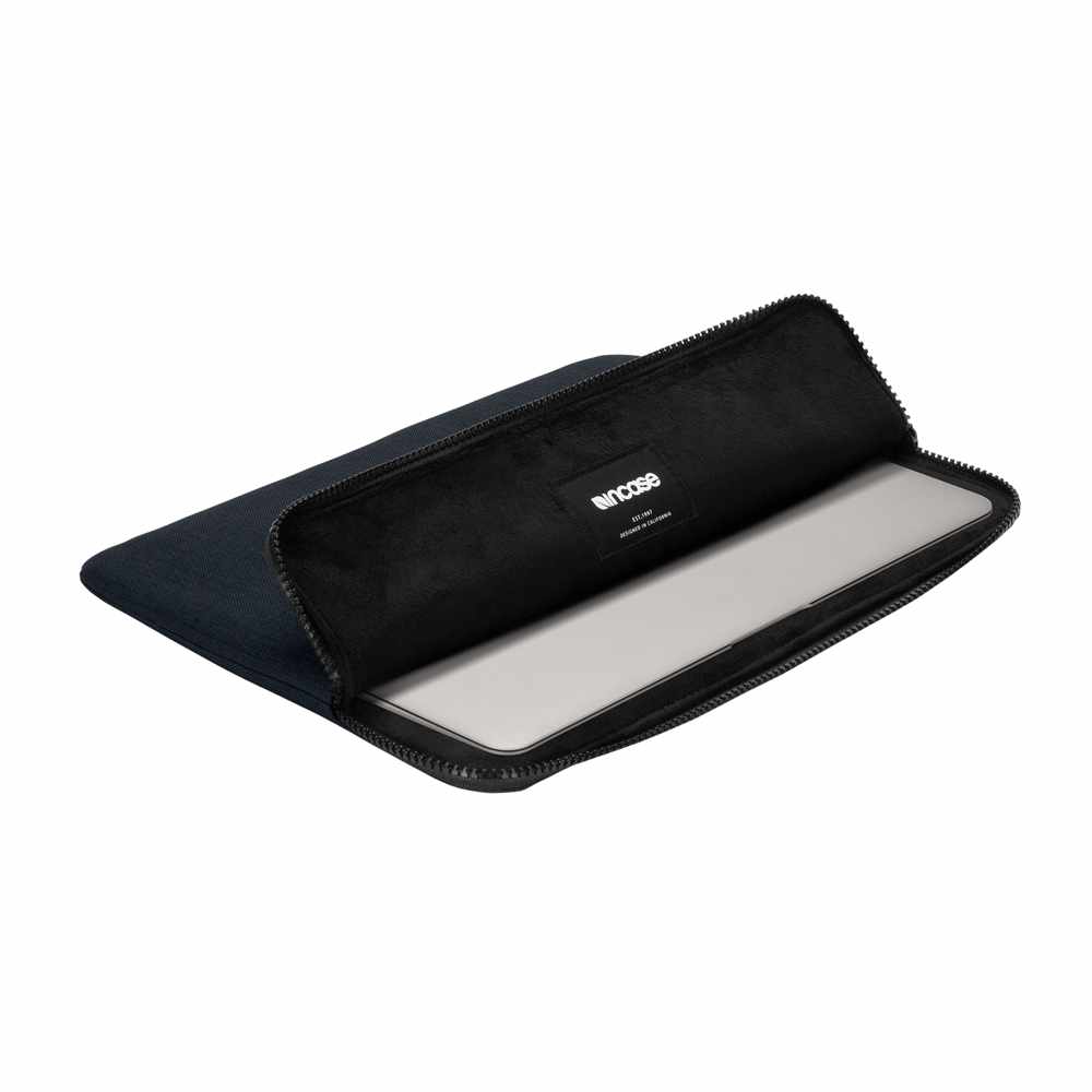 Slim carrying case for computers and tablets up to 13 inches