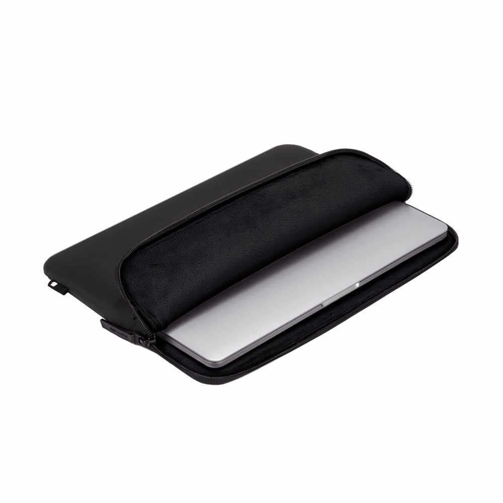 Carrying pouch for computers and tablets up to 16 inches